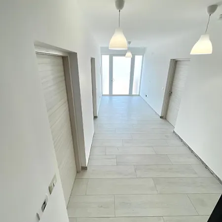 Leverblu House *
